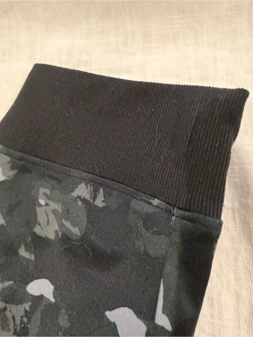 NWOT Under Armour Black and Gray Camo Joggers Sweatpants Pull Drawstring YXL